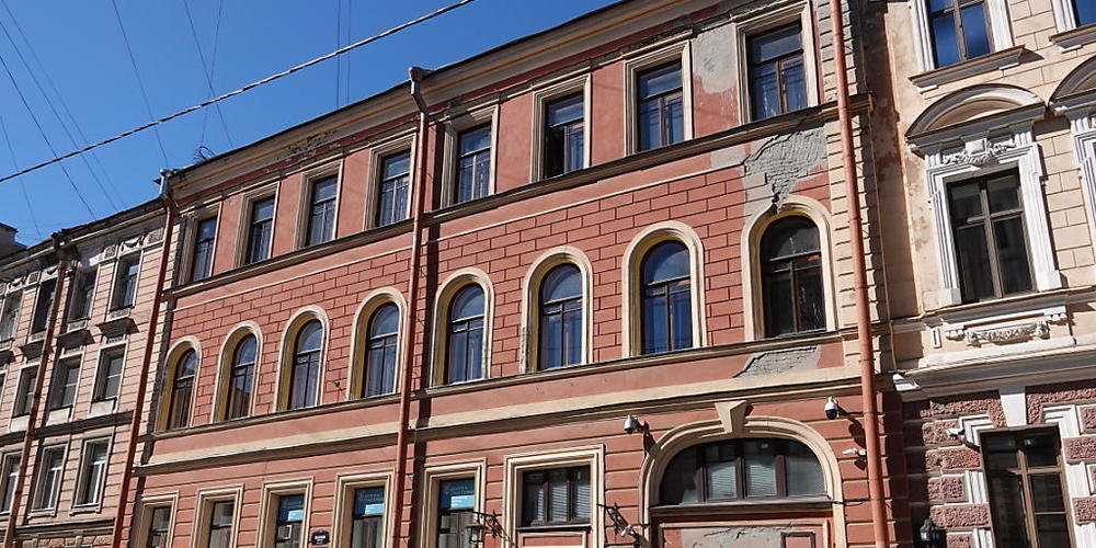 In der Baskow-Gasse 12 wuchs Wladimir Putin in einer Gemeinschaftswohnung auf. Auf derselben Straßenseite befand sich auch seine Schule. Foto: Ulf Mauder/dpa