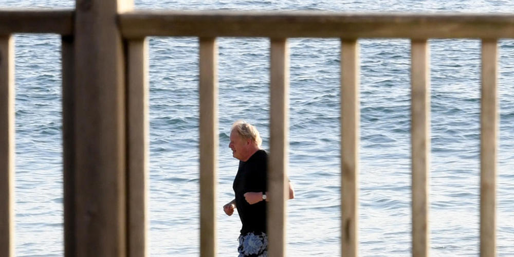 Boris Johnson, Premierminister von Großbritannien, joggt morgens am Strand entlang. Foto: Stefan Rousseau/PA Wire/dpa