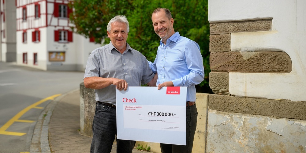 Peter Wanner (links), Gemeindepräsident von Beggingen, und Philipp Früh, Generalagent der Mobiliar Schaffhausen, bei der Übergabe des symbolischen Checks von 300'000 Franken für das Präventionsprojekt «Hochwasserschutz Beggingen».