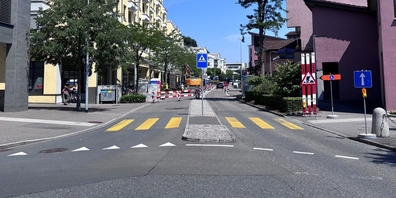 Bei den Bauarbeiten erhält die Allmeindstrasse neu einen lärmmindernden Belag, zudem werden die Schachtabdeckungen erneuert.