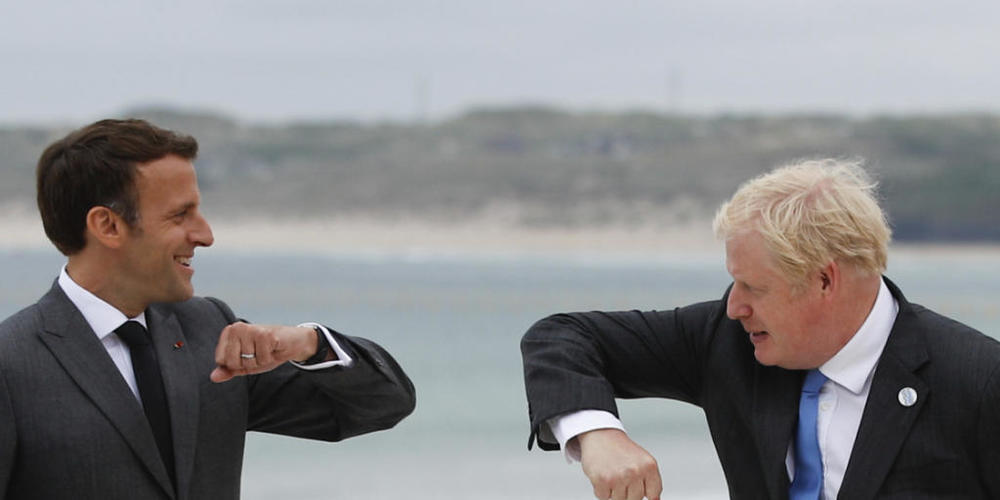 Boris Johnson, Premierminister von Großbritannien, begrüßt Emmanuel Macron, Präsident von Frankreich. Foto: Phil Noble/Pool Reuters/AP/dpa