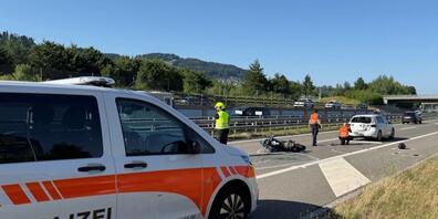 Bei den Unfällen auf der A1 bei St. Gallen wurde ein 55-jähriger Motorradfahrer lebensbedrohlich verletzt.