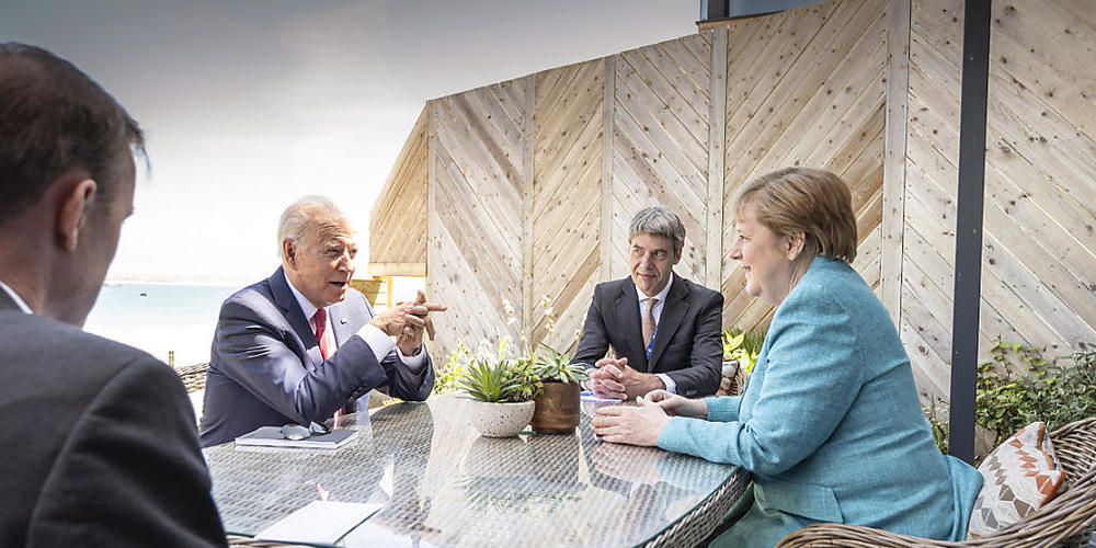 HANDOUT - Bundeskanzlerin Angela Merkel (CDU) und US-Präsident Joe Biden (2.v.l.) sitzen zu Beginn ihres Gesprächs am Rande des G7-Gipfels mit ihren außenpolitischen Beratern Jan Hecker (2.v.r.) und Jake Sullivan (l) zusammen. Foto: Guido Bergmann...
