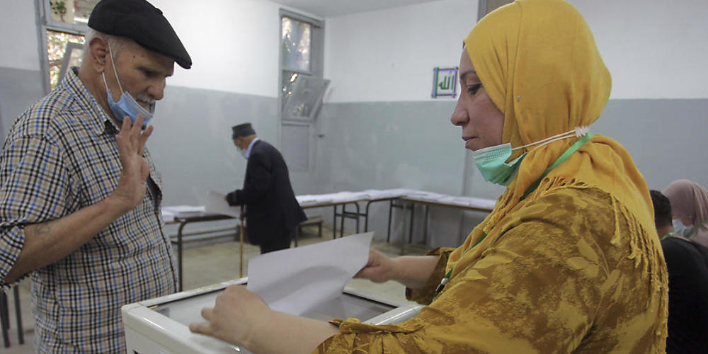 Ein Mann gibt in einem Wahllokal in Algier bei den algerischen Parlamentswahlen seine Stimme ab. Es ist die erste Neuwahl des Parlaments seit dem Sturz von Langzeitherrscher Bouteflika vor mehr als zwei Jahren. Foto: Fateh Guidoum/AP/dpa