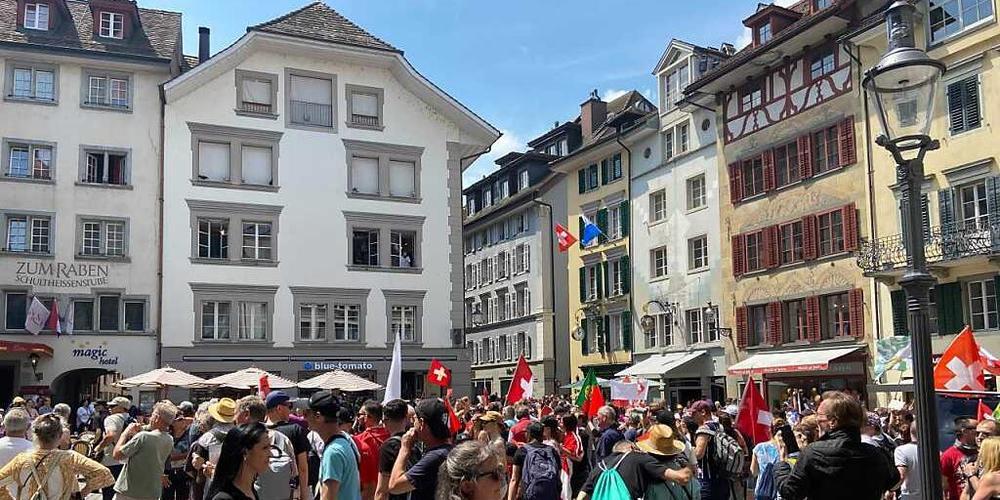 In Luzern haben Gegnerinnen und Gegner der Corona-Massnahmen demonstriert.