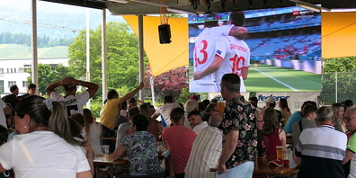 Da jubelte die Schweiz über ein vermeintliches Tor, während Schiri und VAR auf Abseits von Gavranovic entschieden