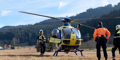 Der Mann wurde mit einem Helikopter der Alpine Air Ambulance in ein Spital geflogen.