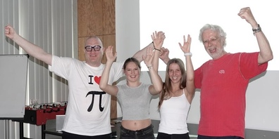 Geschafft! Neue Mitglieder im Verein Freunde der Zahl Pi: v.l. Stefan Peter (Lehrer Oberstufe Weiden), Lara Rubin, Vivienne Wehrli, Lukas Müller (Vertreter Pi Verein).