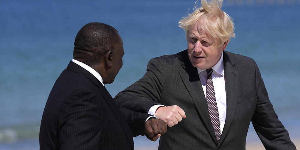 Boris Johnson (r), Premierminister von Großbritannien, begrüßt Cyril Ramaphosa, Präsident von Südafrika, während des G7-Gipfels. Foto: Kirsty Wigglesworth/AP/dpa