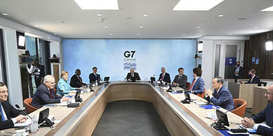 Vertreter der G7-Staaten nehmen an einer Arbeitssitzung während des Gipfels teil. Foto: Leon Neal/Getty Pool/AP/dpa