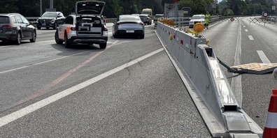 Während einer Baustellenverkehrsführung wollte der Lenker eine Leitlinie überfahren, doch das System lenkte ihn zurück und er prallte in die Leitplanke.