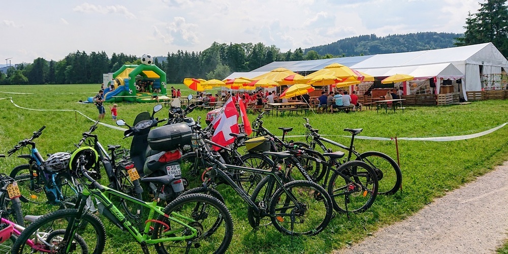 Fussballfeste stehen vor der Tür - wie hier im EM-Zelt des FC Niederstetten beim Büffelhof in Schwarzenbach.