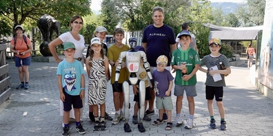 Zoodirektorin Sibylle Marti, KI Experte Pascal Kaufmann und die Kids im Kinderzoo hatten ihren Spass mit Henrietta, dem humanoiden Roboter.