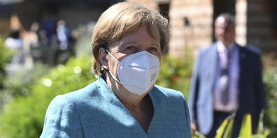 Angela Merkel, Bundeskanzlerin von Deutschland, trifft zu einer offiziellen Begrüßung während des G7-Gipfels ein. Foto: Leon Neal/getty pool/AP/dpa