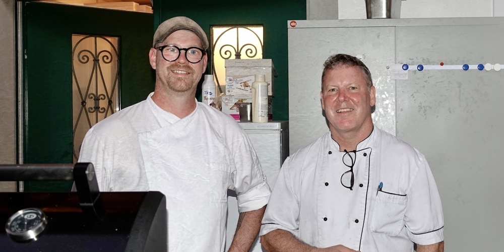 Luca Charpilloz (l.) und Béda Zingg machen den Kunsthof in Uznach wieder zum beliebten Treffpunkt für Geniesser.