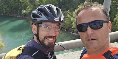 Fahir Redzepi (r.) und Betim Cerimi beim Training für die 1700km Reise mit dem E-Bike.
