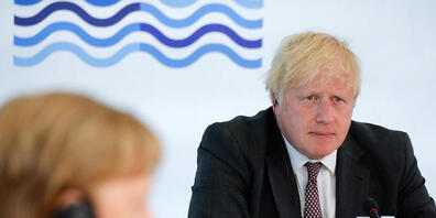 Angela Merkel, Bundeskanzlerin von Deutschland, und Boris Johnson (r), Premierminister von Großbritannien, nehmen an einer Arbeitssitzung während des G7-Gipfels teil. Der G7-Gipfel findet vom 11. bis 13. Juni in Carbis Bay, St Ives in Cornwall sta...