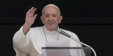 Papst Franziskus winkt, während er das Angelus-Mittagsgebet spricht. Foto: Andrew Medichini/AP/dpa