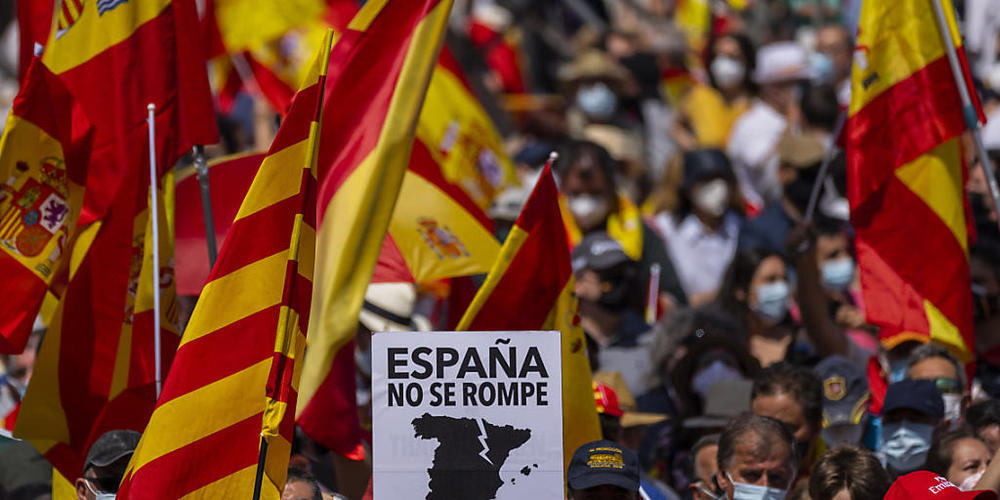 Tausende versammeln sich in Madrid während einer Demonstration gegen den Plan der spanischen Regierung, ein Dutzend inhaftierter katalanischer Separatistenführer zu begnadigen. Foto: Bernat Armangue/AP/dpa