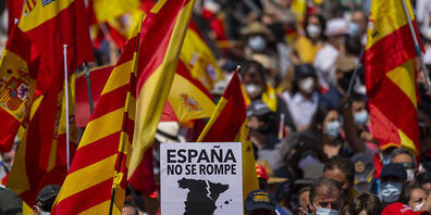 Tausende versammeln sich in Madrid während einer Demonstration gegen den Plan der spanischen Regierung, ein Dutzend inhaftierter katalanischer Separatistenführer zu begnadigen. Foto: Bernat Armangue/AP/dpa