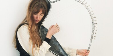 Die Künstlerin Amanda Camenisch verbindet in ihrer Arbeit Skulptur, Klang und partizipative Performances.