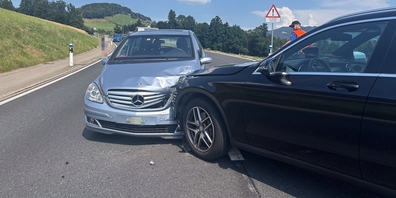 In einer Kurve geriet ein 68-jähriger Autolenker auf die Gegenfahrbahn, da die Sonne ihn geblendet habe, und kollidierte mit einem anderen Auto.