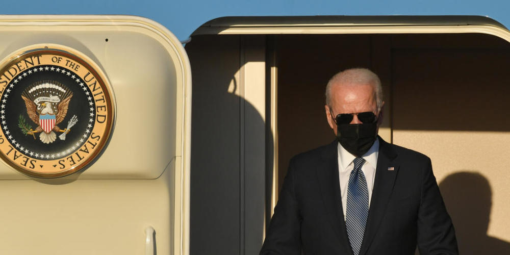 Joe Biden, Präsident der USA, steigt aus der Air Force One. Foto: Benoit Doppagne/BELGA/dpa