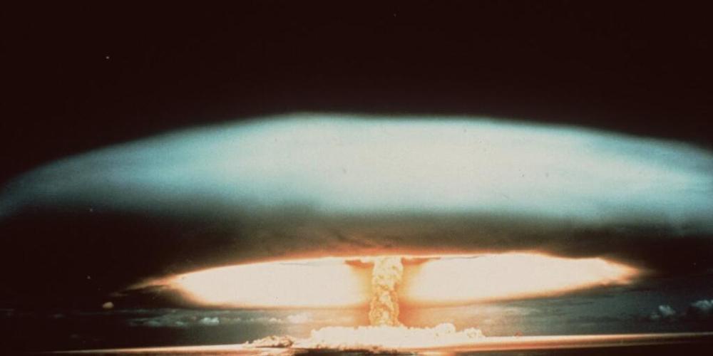ARCHIV - Nach der Explosion einer französischen Atombombe 1971 schwebt dieser riesige Atompilz über dem Mururoa-Atoll. Foto: -/dpa