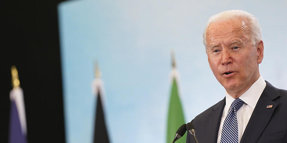 Joe Biden, Präsident der USA, spricht während einer Pressekonferenz nach dem Abschluss des G7-Gipfels am Flughafen in Newquay. Foto: Patrick Semansky/AP/dpa