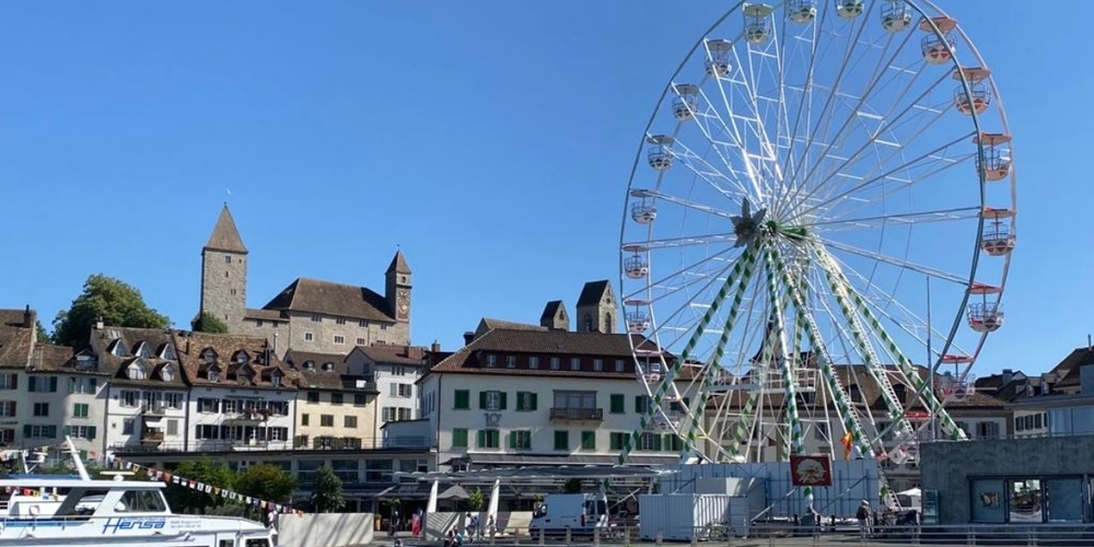 Ab Mittwoch, 1. Juli, bis Sonntag, 26. Juli 2026, bietet das Riesenrad auf Rapperswils Fischmarktplatz wieder besondere Ausblicke auf Stadt und Region.