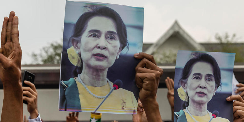ARCHIV - Demonstranten halten während eines Protests gegen den Militärputsch in Myanmar Bilder von Aung San Suu Kyi. Foto: Andre Malerba/ZUMA Wire/dpa