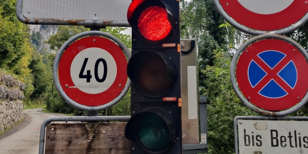 Die Lichtsignalanlage vor dem Einbahnbereich der Betliserstrasse wurde von der Gemeinde Amden erworben und fix in Betrieb genommen. (Archivbild)