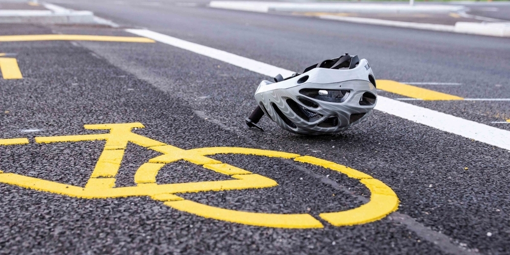Obwohl die E-Bike-Fahrerin dem abgestellten Gabelstapler auswich, prallte ihr E-Bike in die Gabel und sie kam zu Fall. (Symbolbild)