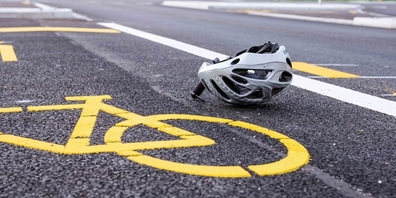 Obwohl die E-Bike-Fahrerin dem abgestellten Gabelstapler auswich, prallte ihr E-Bike in die Gabel und sie kam zu Fall. (Symbolbild)