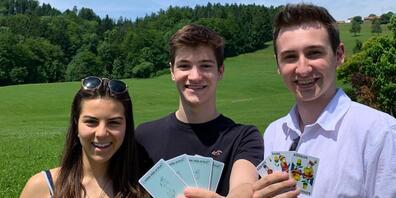 Noelle, Andrin und Noah haben weibliche Jasskarten kreiert.