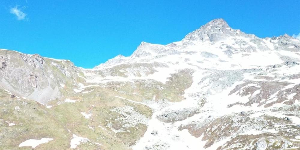 Die beiden Flugzeuge stürzten auf einer Höhe von 2700 Meter oberhalb von Bivio in rund einem Kilometer Entfernung voneinander ab.
