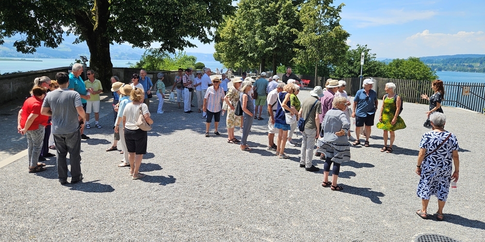 Spaziergang auf dem Schlosshügel bei sommerlichen Temperaturen.
