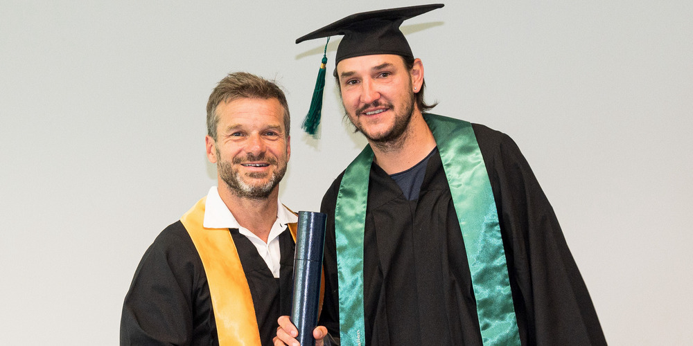 Alain Nef (rechts) mit Professor Wolfgang Jenewein bei der Abschlussfeier