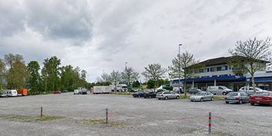 Der AIKV projektiert auf dem Grundstück bei der Eishalle 27 Parkplätze für Besucher der Moschee. (Archivbild)