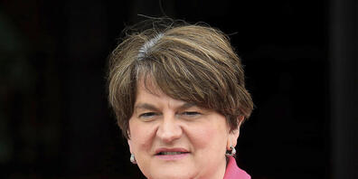 ARCHIV - Arlene Foster, Erste Ministerin von Nordirland, blickt von den Stufen des Parlamentsgebäudes auf die Medienvertreter. Foto: Peter Morrison/AP/dpa