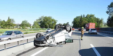 Die Lenkerin konnte mit ihren beiden Kindern unverletzt aus dem Auto klettern, das nach einer Kollision auf dem Dach gelandet war.