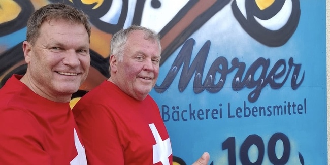 Mit Patrick «Rick» Gübeli (l.) und Peter «Mögus» Morger gibt es Nati-Fussball-WM «Zmorge am Morgen» in der Bäckerei Morger in Neuhaus.