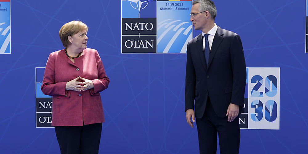 Bundeskanzlerin Angela Merkel (CDU) steht bei einem Nato-Gipfel im Nato-Hauptquartier neben Jens Stoltenberg, Generalsekretär der Nato. Foto: Patrick Semansky/Pool AP/dpa