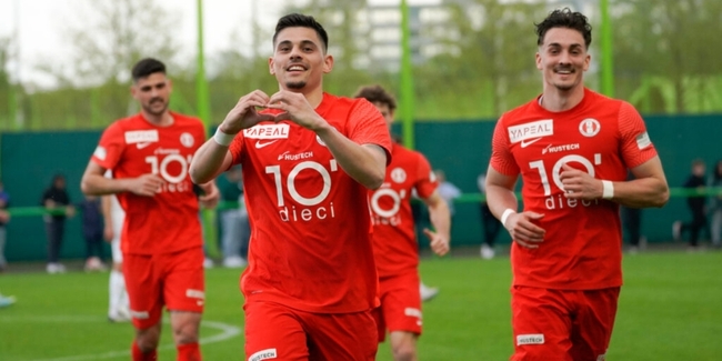 Möchte man auch in der neuen Saison sehen: Die FCRJ-Spieler jubeln über einen wichtigen Sieg.