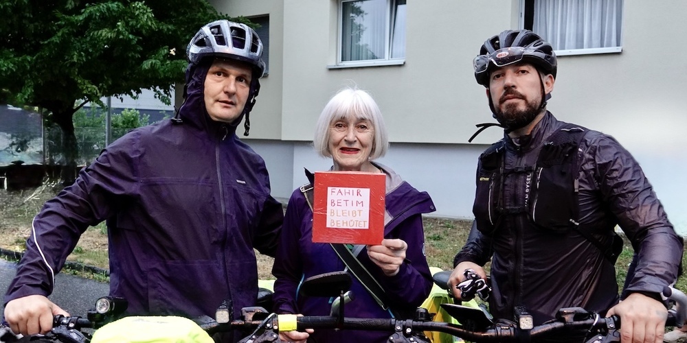 Hana Brunschwiler aus Rapperswil, die ehemalige Lehrerin von Fahir (l.) wünscht den beiden Segen auf ihrer Reise.