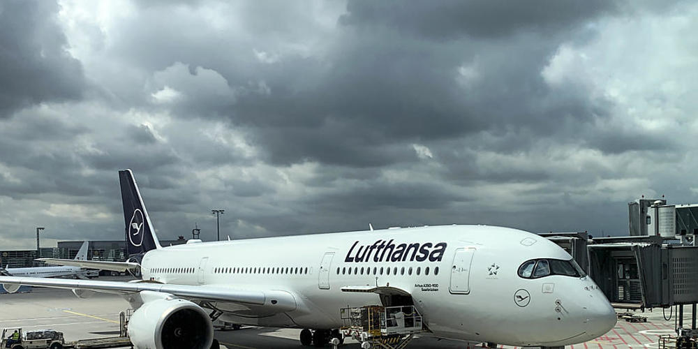 Dunkle Wolken am Himmel: Lufthansa nimmt Geld auf und will die weiter Kosten senken. (Archivbild)