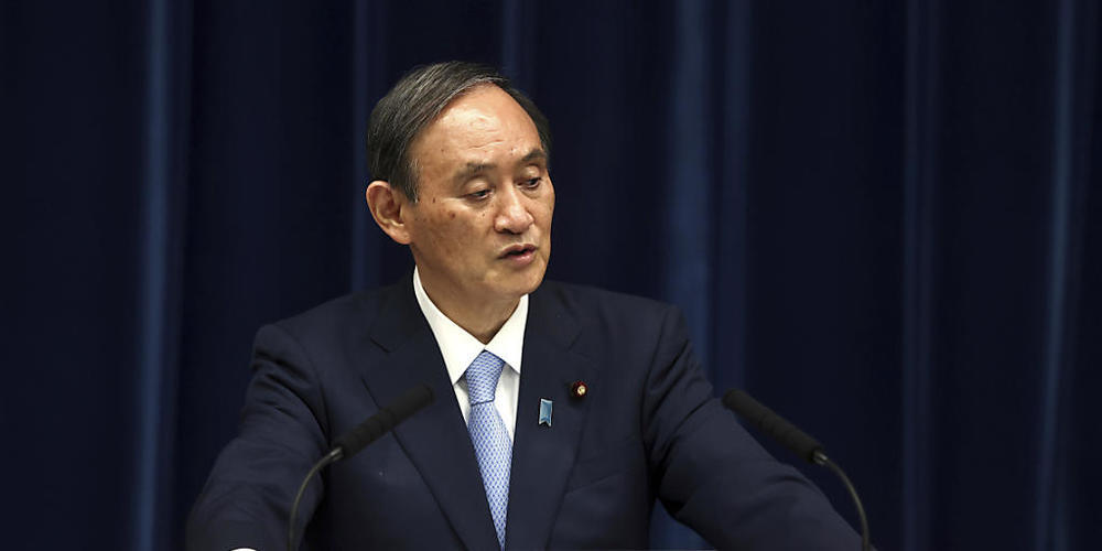 Yoshihide Suga, Premierminister von Japan, spricht während einer Pressekonferenz in seiner offiziellen Residenz. Keine zwei Monate vor den geplanten Olympischen Spielen in Tokio wurde der Corona-Notstand abermals verlängert. Foto: Behrouz Mehri/Ag...