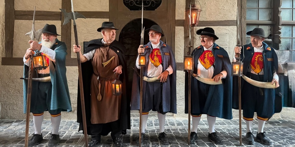 v.l.: Sepp Rusch (Uhrenwart), Adrian Gratwohl (Nachtwächter zu Rapperswil),  Ueli Köchli (Zunftmeister, Säckelmeister), Pius Hofstetter (Zunftschreiber), Kurt Müller (Fackelwart).
