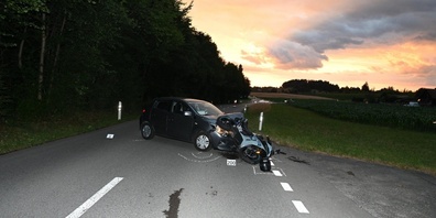 Unfallsituation nach Kollision zwischen Personenwagen und Motorrad.