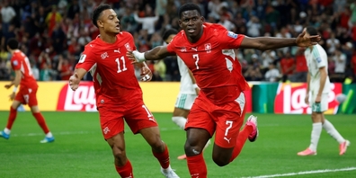 Wegweisend: Breel Embolo (r.) jubelt mit Dan Ndoye über den Treffer zum 1:0.